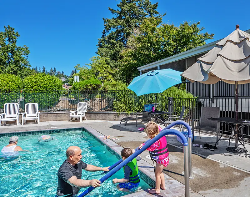 swimming pool amenities at summerfield retirement community in Tigard, Oregon